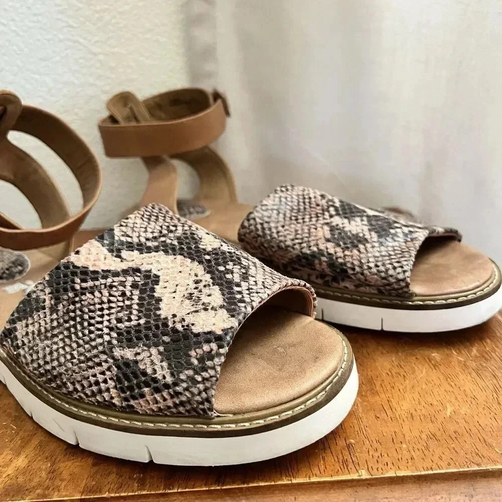 Clarks Artisan Lydie Hala Snake Comfort Flat Leather Sandals Womens 9.5 Tan Boho